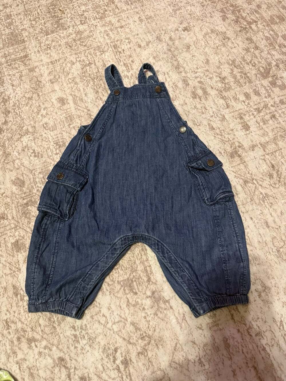 Size 6-12m
Baby Gap Denim Cargo Overalls